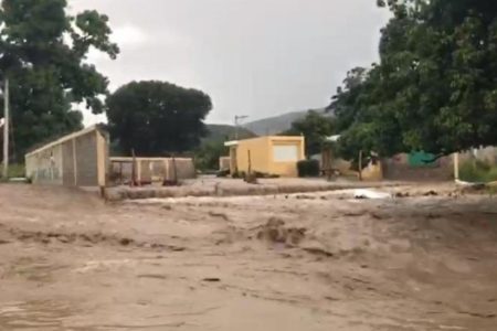 Desbordamiento de río provoca daños en escuelas y viviendas de Elías Piña