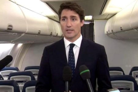 Revelan más imágenes polémicas de Justin Trudeau con la cara pintada de negro