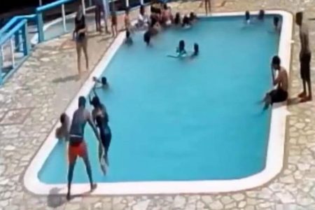 Dictan un mes de prisión preventiva a adolescente por alegadamente ahogar joven en piscina