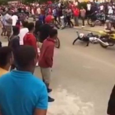 Motociclista sufre aparatosa caída durante carrera en la provincia Duarte