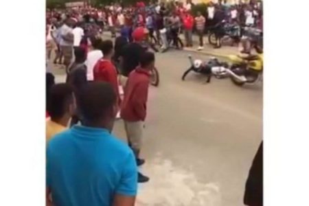Motociclista sufre aparatosa caída durante carrera en la provincia Duarte
