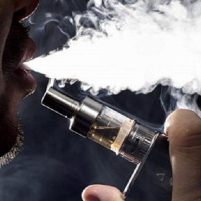 Hombre muere al adquirir enfermedad pulmonar tras usar dispositivos “vaper” en Missouri