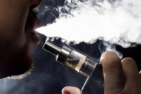 Hombre muere al adquirir enfermedad pulmonar tras usar dispositivos “vaper” en Missouri