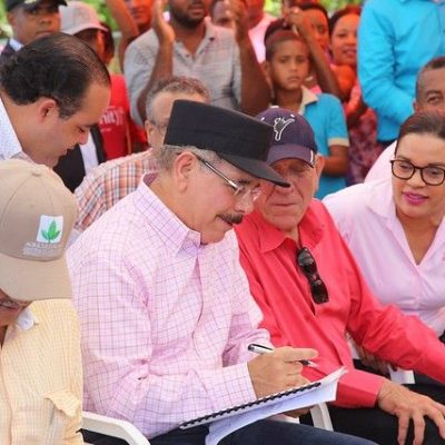 Danilo Medina favorece 107 productores en Las Yayas de Azua