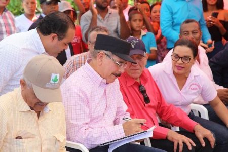 Danilo Medina favorece 107 productores en Las Yayas de Azua