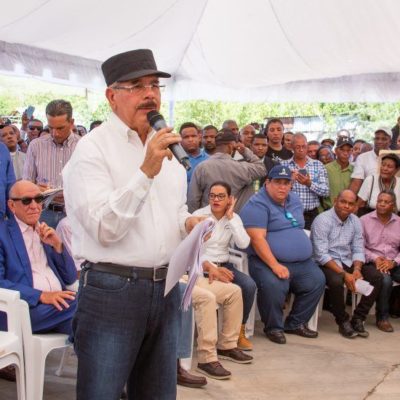 Medina aprueba crédito a 540 agricultores y donación de panaderías a mujeres en Azua