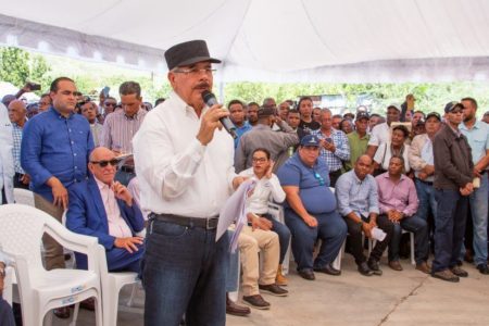 Medina aprueba crédito a 540 agricultores y donación de panaderías a mujeres en Azua