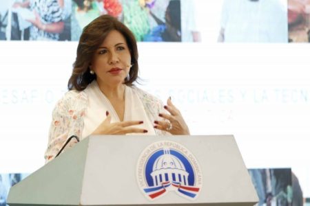 Vicepresidenta promueve buen uso de redes sociales para generar ingresos