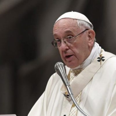 El papa asegura que el clero se está “momificando”