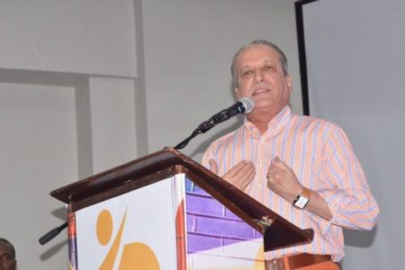 Reinaldo Pared Pérez formaliza ante la Comisión Electoral del PLD su renuncia a precandidatura