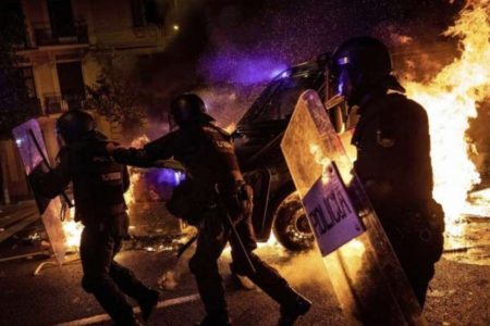 33 detenidos y 96 heridos en los últimos disturbios de Cataluña