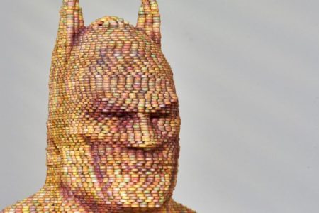 Artista Mateo Blanco rinde tributo a Batman con busto hecho de golosinas