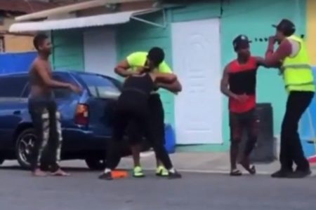 Hombre le “entra” a golpe en plena calle a una mujer