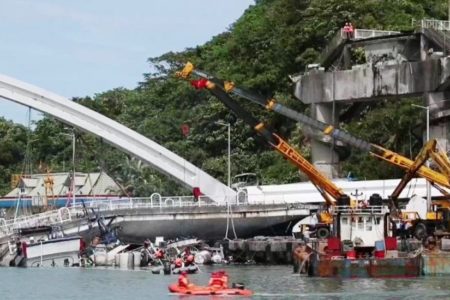 Al menos 20 heridos al derrumbarse un puente en el noreste de Taiwán