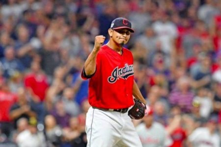 Lanzador venezolano Carlos Carrasco galardonado con Premio Roberto Clemente 2019