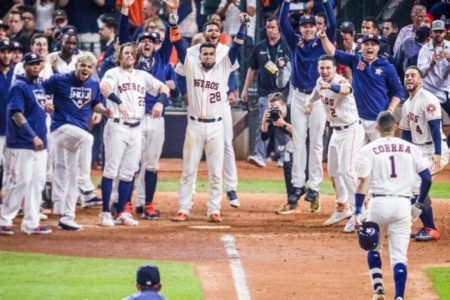 Correa, héroe del triunfo de Astros en undécima entrada; empatan serie