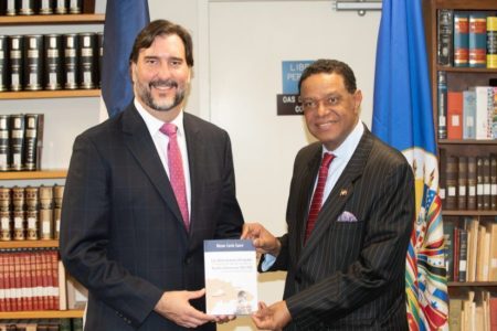 Embajador dominicano pone a circular libro en Washington