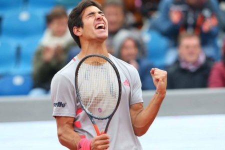 Tenista Cristian Garin avanza a octavos de París tras derrotar a Isner