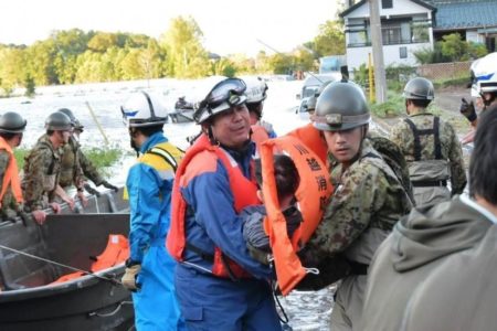 Japón busca supervivientes tras paso de un tifón que dejó más de 50 muertos