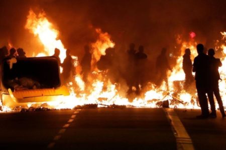 Las protestas violentas de Cataluña alejan a los Gobiernos español y catalán