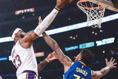 Los Lakers, con James, derrotan 126-93 a los Warriors