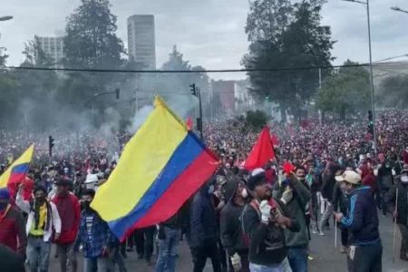 Manifestantes ocupan la sede del Legislativo en Quito y piden la salida de Moreno