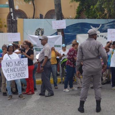 Residentes en San Carlos protestan por paso de vehículos pesados por sus calles