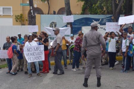 Residentes en San Carlos protestan por paso de vehículos pesados por sus calles