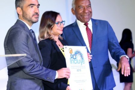 CONADIS y PNUD reconocen a PUCMM con sello de oro RD Incluye 2019