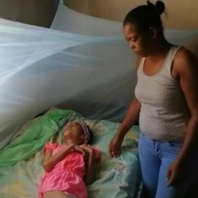 Madre de niña que padece parálisis cerebral pide ayuda para costear su tratamiento