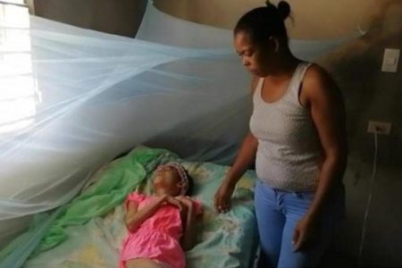 Madre de niña que padece parálisis cerebral pide ayuda para costear su tratamiento