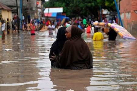 Al menos 17 muertos y 370,000 desplazados por las inundaciones en Somalia
