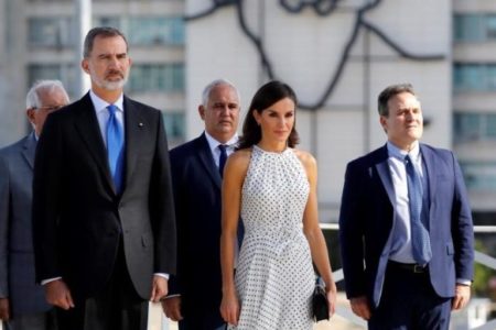 El presidente cubano da la bienvenida a los reyes de España