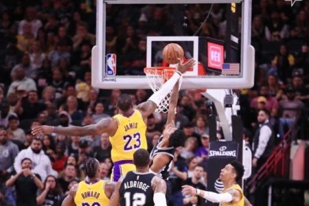 James anota 33 puntos y mantiene imparables a los Lakers