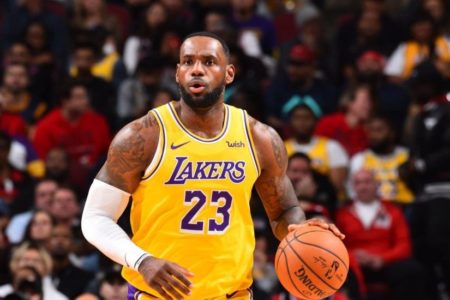 James consigue otro triple-doble en victoria de los Lakers