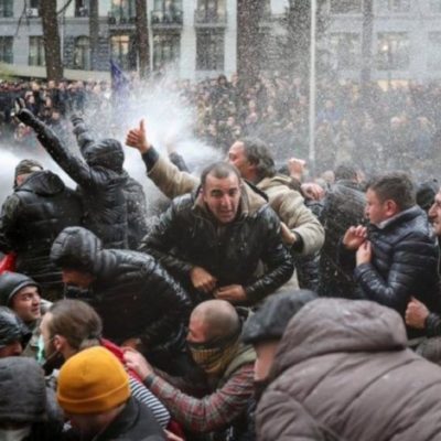 La Policía georgiana carga contra manifestantes que bloquean el Parlamento