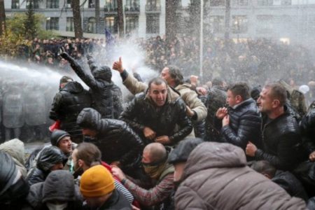 La Policía georgiana carga contra manifestantes que bloquean el Parlamento