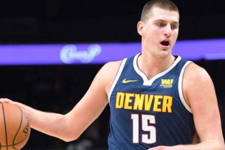 Nikola Jokic anota la canasta ganadora de Nuggets