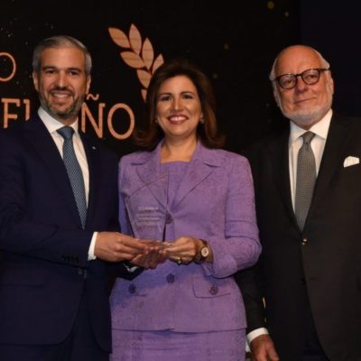 Fundación Tropicalia gana premio empresario del año en educación