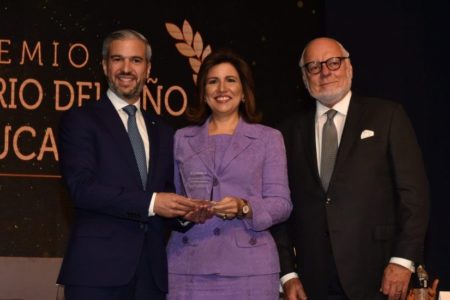 Fundación Tropicalia gana premio empresario del año en educación