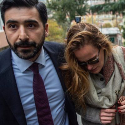 Prohíben salir de Turquía a la mujer del fallecido fundador de Cascos Blancos