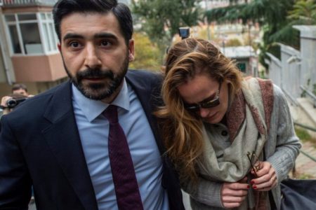 Prohíben salir de Turquía a la mujer del fallecido fundador de Cascos Blancos