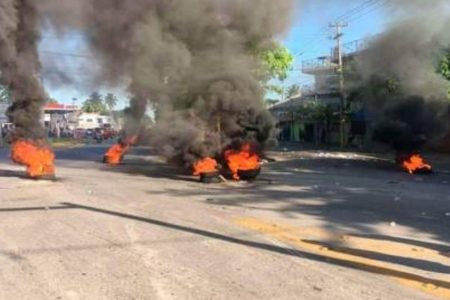 (UASD) Estudiantes UASD en SFM protestan en demanda de reparación campus universitario