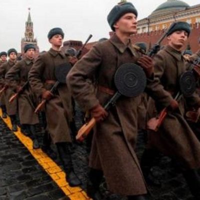 Un desfile en la plaza Roja de Moscú conmemora la parada militar de 1941