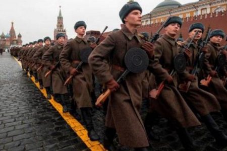 Un desfile en la plaza Roja de Moscú conmemora la parada militar de 1941