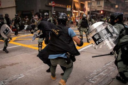 Violencia en Hong Kong deja la primera muerte relacionada con las protestas