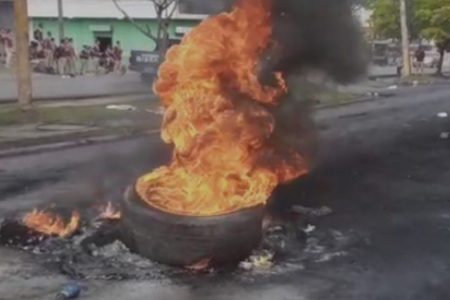 Estudiantes del liceo Ercilia Pepín en SFM protestan por incumplimientos de Educación