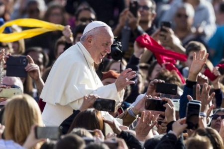 El papa pide construir puentes y no agredir a otras religiones o no creyentes