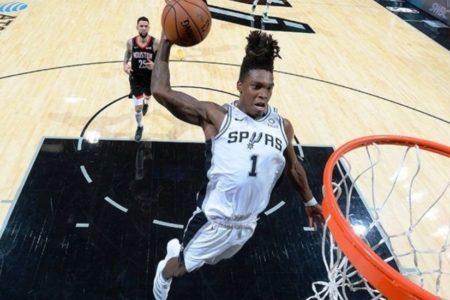 Walker IV y los Spurs sobreviven a los 50 puntos de Harden