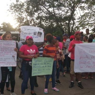 Moradores de comunidad en Fantino protestan en demanda del arreglo de calles